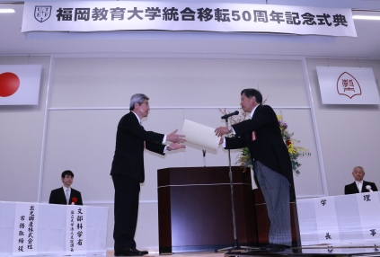 感謝状贈呈　右:櫻井学長、左:齋藤勝美出光興産株式会社常務取締役