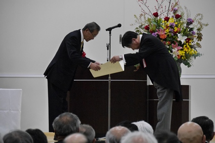 感謝状贈呈　右:櫻井学長、左:谷井博美宗像市長