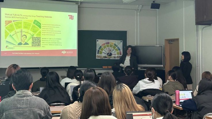 本学の家庭専攻学生がドイツの消費者教育研究者による模擬授業を体験